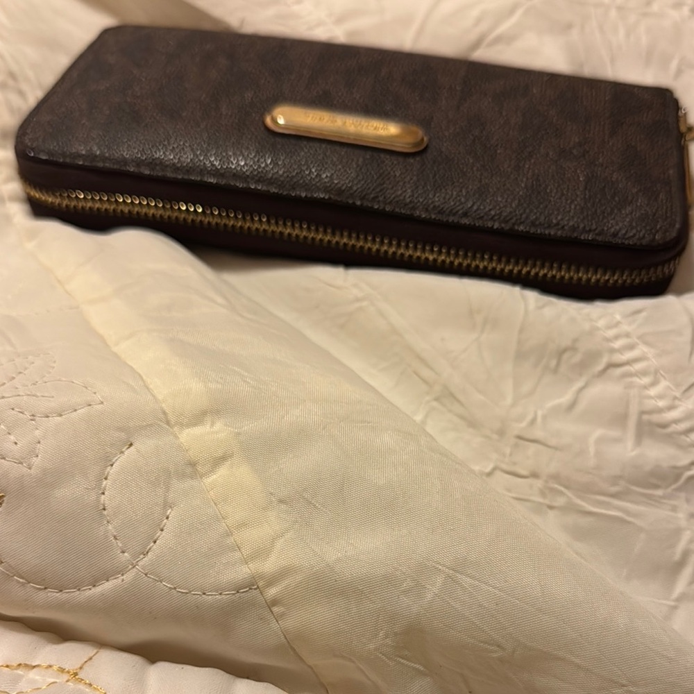 Michael Kors Black Wallet Sophisticated Design - Picture 3 of 4